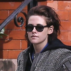 Exclusif - Kristen Stewart et sa compagne Stella Maxwell se baladent dans les rues de Savannah en Georgie. Le couple est allé jouer au billard dans un bar la veille et Kristen est tombée d'un mur où elle était assise et s’est fait un œil au beurre noir et des égratignures aux genoux! Le 14 décembre 2016