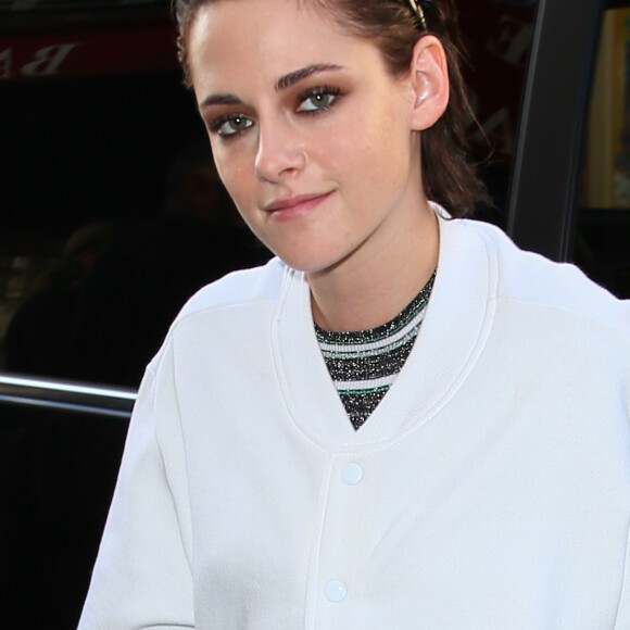 Kristen Stewart arrive à l'enregistrement de l'émission "C'est à vous" à Paris le 2 novembre 2016.