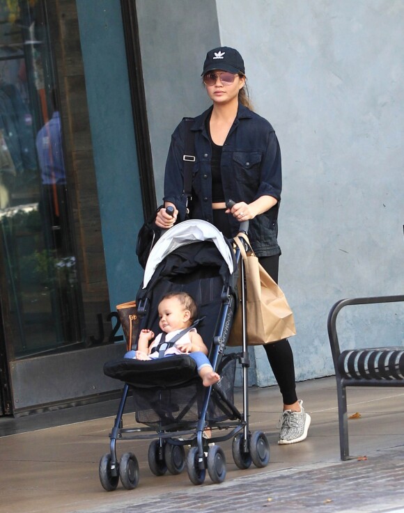 Chrissy Teigen se promène avec sa fille Luna dans les rues de Los Angeles. Le 30 janvier 2017