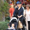 Chrissy Teigen promène sa fille Luna en poussette en compagnie de sa mère Vilailuck Teigen à Hollywood, le 30 janvier 2017