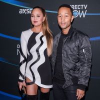 Chrissy Teigen, un sein à l'air : Sa poitrine fait le buzz lors du Super Bowl