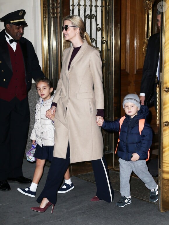 Ivanka Trump, toute souriante, et ses enfants Joseph et Arabella Kushner sortent d'un immeuble à New York, le 1er décembre 2016.