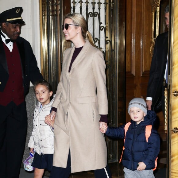 Ivanka Trump, toute souriante, et ses enfants Joseph et Arabella Kushner sortent d'un immeuble à New York, le 1er décembre 2016.