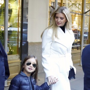 Exclusif - Ivanka Trump et sa fille Arabella Rose Kushner quittent leur appartement de New York pour se rendre à la Trump Tower le 8 novembre 2016, jour des élections présidentielles américaines.