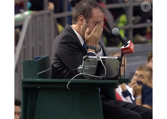 Denis Shapovalov a eu un geste d'humeur lors du cinquième match de la rencontre de Coupe Davis entre le Canada et la Grande-Bretagne et a expédié une balle dans la tête de l'arbitre de chaise Arnaud Gabas.
