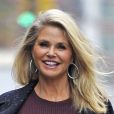 Exclusif - Christie Brinkley salue les photographes dans la rue à New York le 30 novembre 2016.