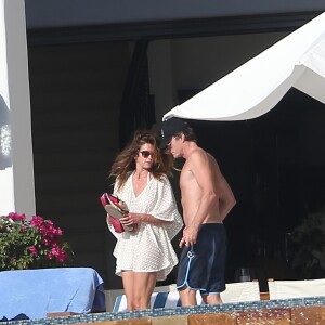 Exclusif - Cindy Crawford et son mari Rande Gerber se relaxent en amoureux dans un club de Los Cabos au Mexique le 29 janvier 2017.