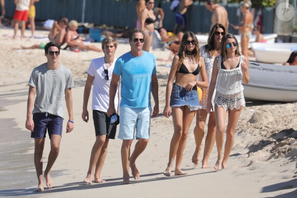 Exclusif - Cindy Crawford, Rande Gerber et leurs 2 enfants Kaia et Presley font la fête à la plage au Nikki Beach de Saint-Barthélémy le 30 décembre 2016