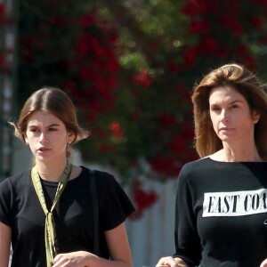 Exclusif - Merci de flouter le visage de l'enfant - Kaia Gerber ressemble énormément à sa mère Cindy Crawford, toutes les 2 se promènent à Malibu, le 6 juin 2016. © CPA/Bestimage