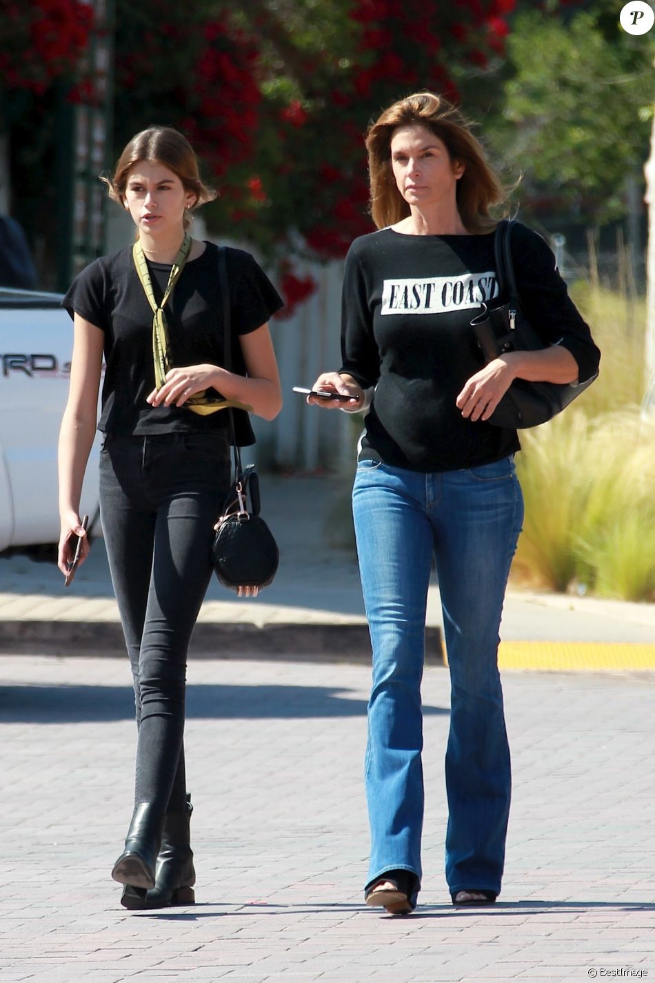 Exclusif Merci De Flouter Le Visage De L Enfant Kaia Gerber Ressemble Enormement A Sa Mere Cindy Crawford Toutes Les 2 Se Promenent A Malibu Le 6 Juin 201 Purepeople