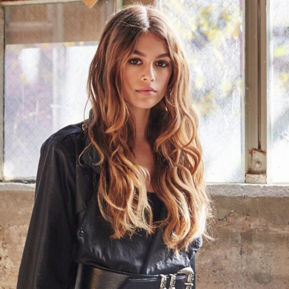 Alors que sa mère vient d'annoncer qu'elle allait mettre un terme à sa carrière en 2016, Kaia Gerber vient de décrocher son tout premier contrat avec la marque américaine Chrome Hearts, à seulement 14 ans.