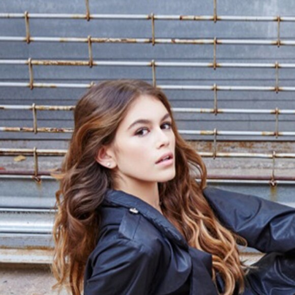 Alors que sa mère vient d'annoncer qu'elle allait mettre un terme à sa carrière en 2016, Kaia Gerber vient de décrocher son tout premier contrat avec la marque américaine Chrome Hearts, à seulement 14 ans.