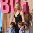 Nicole Kidman avec les frères jumeaux Cameron et Nicholas Crovetti à la première de la série 'Big Little Lies' au théâtre Chinois à Hollywood, le 7 février 2017 © Chris Delmas/Bestimage