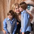 Nicole Kidman avec les frères jumeaux Cameron et Nicholas Crovetti à la première de la série 'Big Little Lies' au théâtre Chinois à Hollywood, le 7 février 2017 © Chris Delmas/Bestimage