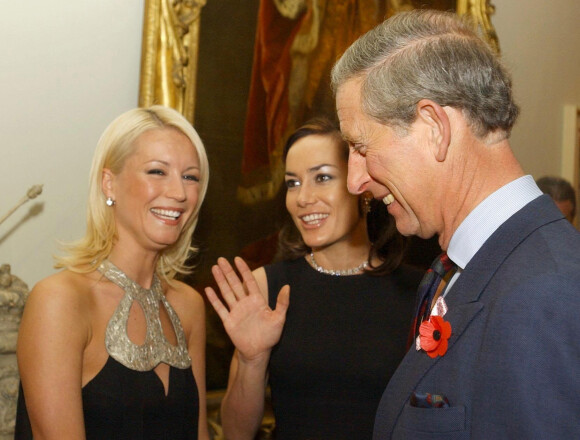 Tara Palmer Tomkinson, Denise Van Outen et le prince Charles à la réception du Mois de sensibilisation au cancer du sein à Londres, le 27 octobre 2003 à Clarence House, Londres.