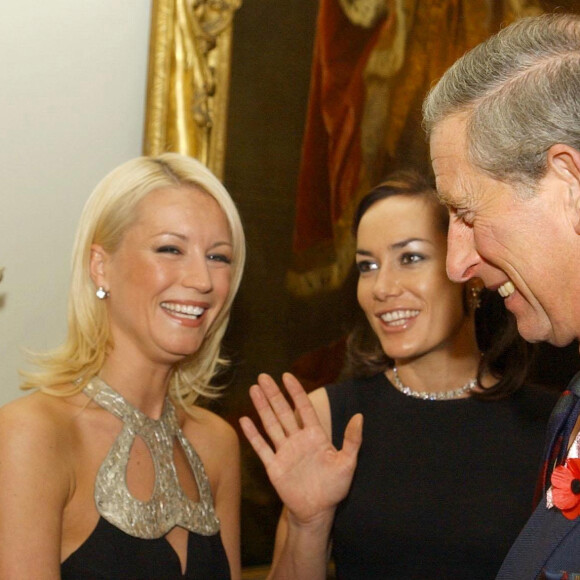 Tara Palmer Tomkinson, Denise Van Outen et le prince Charles à la réception du Mois de sensibilisation au cancer du sein à Londres, le 27 octobre 2003 à Clarence House, Londres.