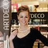 Tara Palmer-Tomkinson lance une ligne de cosmétiques, "Artdeco", dans un centre commercial de Londres en mai 2010.