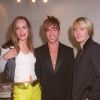Tara Palmer-Tomkinson avec John Galliano et Nick Rhodes en janvier 2000 à Paris lors du défilé de haute couture Dior.