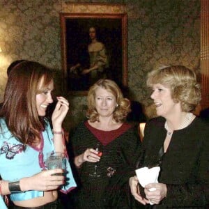 Tara Palmer-Tomkinson et Camilla Parler Bowles en mars 2001 au Claridge's de Londres lors du lancement d'un livre.