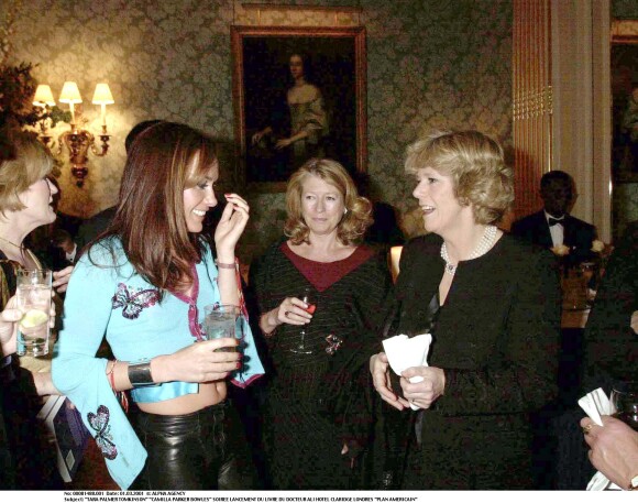 Tara Palmer-Tomkinson et Camilla Parler Bowles en mars 2001 au Claridge's de Londres lors du lancement d'un livre.