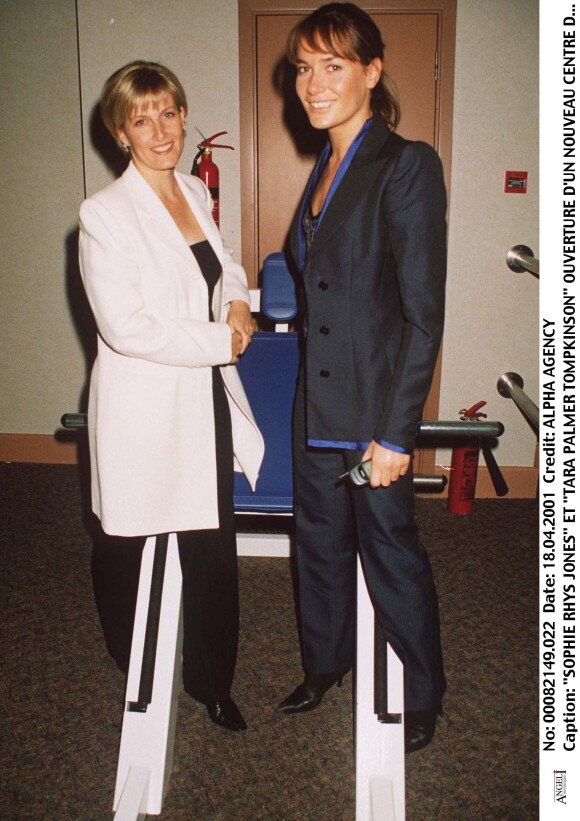 La comtesse Sophie de Wessex et Tara Palmer-Tomkinson lors de l'ouverture d'une salle de gym à Londres en avril 2001.