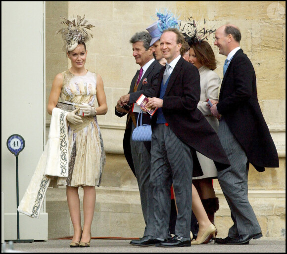 Tara Palmer-Tomkinson avec sa soeur Santa et son mari Simon au mariage du prince Charles et de Camilla Parler Bowles au château de Windsor en avril 2005