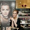 Tara Palmer-Tomkinson lance une ligne de cosmétiques, "Artdeco", dans un centre commercial de Londres en mai 2010.