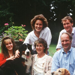 Tara Palmer-Tomkinson en famille en juillet 1988 avec ses parents Charles et Patricia, sa soeur Santa et son frère James.