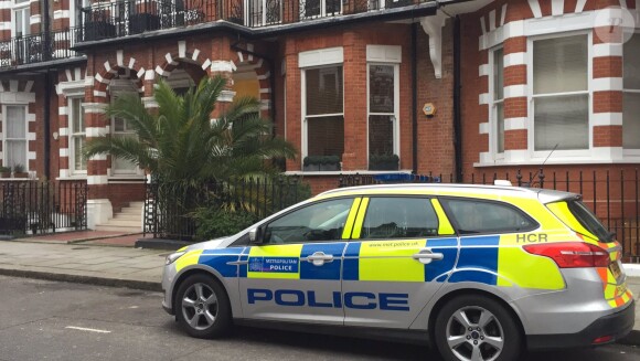 La police devant l'immeuble où se situe l'appartement de Tara Palmer-Tomkinson, retrouvée morte le 8 février 2017, à Londres.