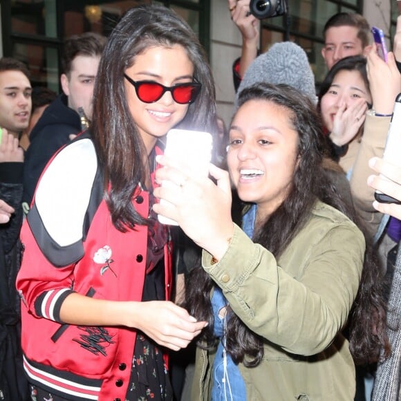 Selena Gomez fait des selfies avec des fans dans les rues de New York, le 8 février 2017