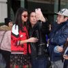 Selena Gomez fait des selfies avec des fans dans les rues de New York, le 8 février 2017