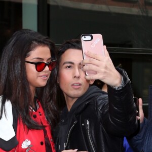 Selena Gomez fait des selfies avec des fans dans les rues de New York, le 8 février 2017