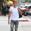 Exclusif - Prix spécial - Justin Bieber porte des lunettes de vue à la sortie d'un café à Beverly Hills le 18 janvier 2017.  Exclusive - Singer Justin Bieber is seen sporting a pair of glasses as he stops by the Coffee Bean & Tea Leaf for an iced coffee in Beverly Hills, California on January 18, 2017. Justin had no comment about a 24 year old Massachusetts man posing as him on the internet and trying to get underage children to send him nudes.18/01/2017 - Beverly Hills