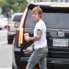 Exclusif - Prix spécial - Justin Bieber porte des lunettes de vue à la sortie d'un café à Beverly Hills le 18 janvier 2017.  Exclusive - Singer Justin Bieber is seen sporting a pair of glasses as he stops by the Coffee Bean & Tea Leaf for an iced coffee in Beverly Hills, California on January 18, 2017. Justin had no comment about a 24 year old Massachusetts man posing as him on the internet and trying to get underage children to send him nudes.18/01/2017 - Beverly Hills