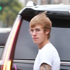 Exclusif - Prix spécial - Justin Bieber porte des lunettes de vue à la sortie d'un café à Beverly Hills le 18 janvier 2017.  Exclusive - Singer Justin Bieber is seen sporting a pair of glasses as he stops by the Coffee Bean & Tea Leaf for an iced coffee in Beverly Hills, California on January 18, 2017. Justin had no comment about a 24 year old Massachusetts man posing as him on the internet and trying to get underage children to send him nudes.18/01/2017 - Beverly Hills