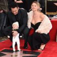Adam Levine inaugure son étoile sur le Walk of Fame, en présence de son épouse Behati Prinsloo et de leur fille Dusty Rose. Hollywood, Los Angeles, le 10 février 2017.