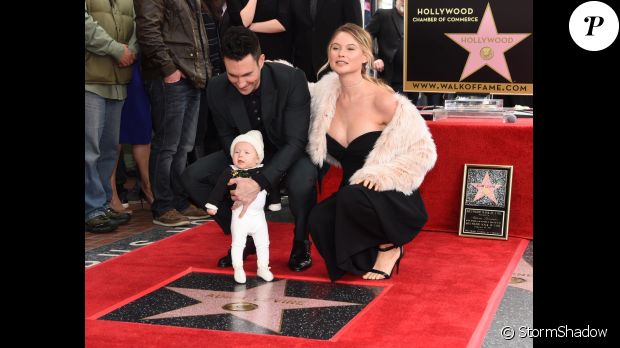 Adam Levine inaugure son étoile sur le Walk of Fame, en présence de son épouse Behati Prinsloo et de leur fille Dusty Rose. Hollywood, Los Angeles, le 10 février 2017.