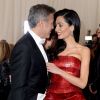 Amal Clooney et George Clooney au Met Gala 2015 à New York. Mai 2015.