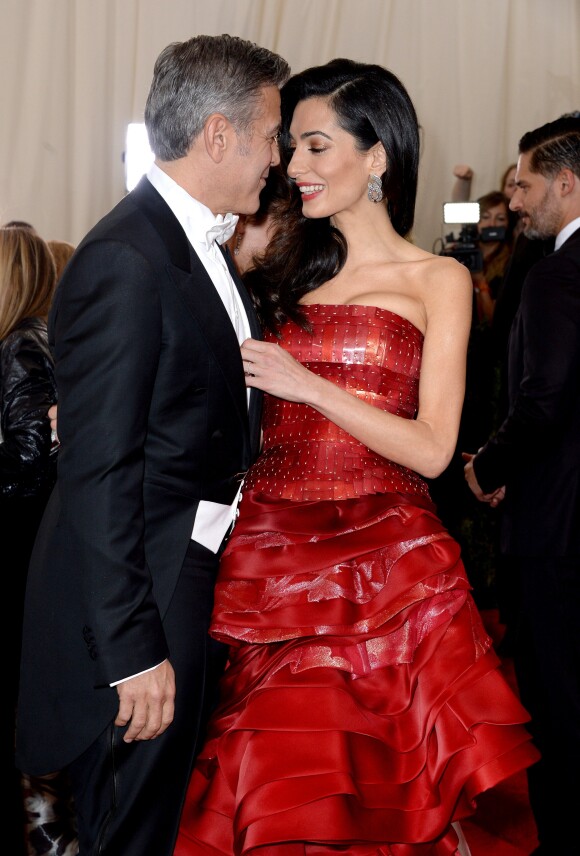 Amal Clooney et George Clooney au Met Gala 2015 à New York. Mai 2015.