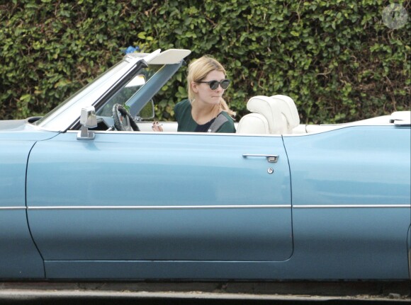 Exclusif - Mischa Barton au volant d'une jolie Cadillac décapotable à West Hollywood, le 5 novembre 2016