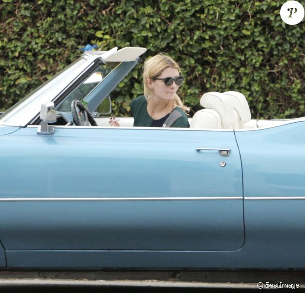 Exclusif - Mischa Barton au volant d'une jolie Cadillac décapotable à West Hollywood, le 5 novembre 2016