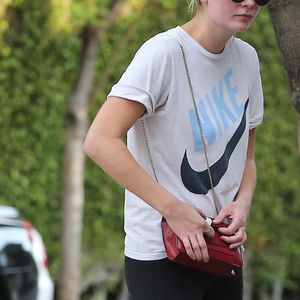 Exclusif - Mischa Barton se promène dans les rues de Los Angeles, le 28 septembre 2016
