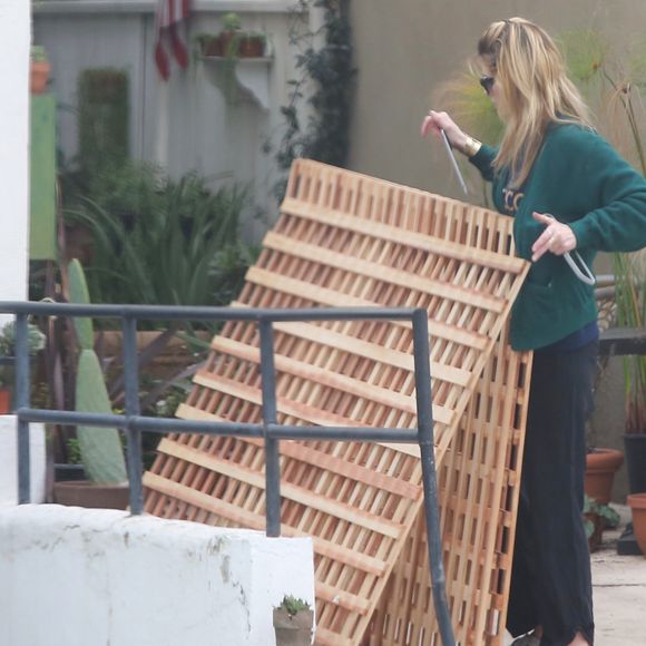 Mischa Barton rentre chez elle après avoir fait la fête jusqu'au petit matin, à Los Angeles le 10 février 2017