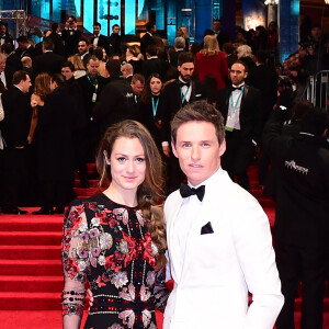 Eddie Redmayne et Hannah Bagshawe à la cérémonie des British Academy Film Awards (BAFTA) au Royal Albert Hall à Londres, le 12 février 2017.