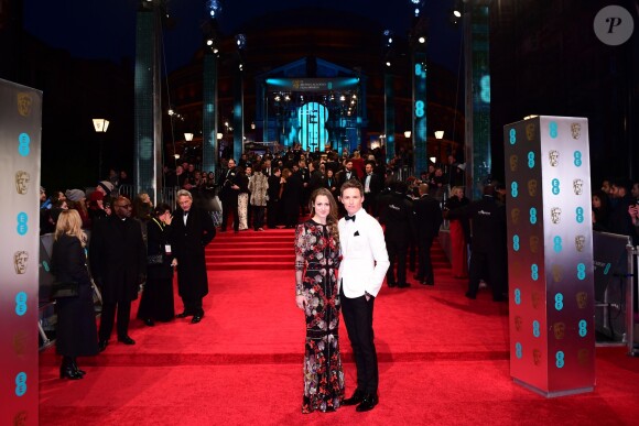 Eddie Redmayne et Hannah Bagshawe à la cérémonie des British Academy Film Awards (BAFTA) au Royal Albert Hall à Londres, le 12 février 2017.