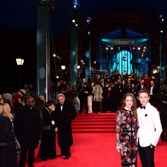 Eddie Redmayne et Hannah Bagshawe à la cérémonie des British Academy Film Awards (BAFTA) au Royal Albert Hall à Londres, le 12 février 2017.