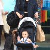 Chrissy Teigen promène sa fille Luna en poussette en compagnie de sa mère Vilailuck Teigen à Hollywood, le 30 janvier 2017