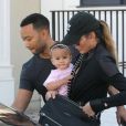 Chrissy Teigen et son mari John Legend se promènent avec leur fille Luna dans les rues de West Hollywood. Le 9 février 2017