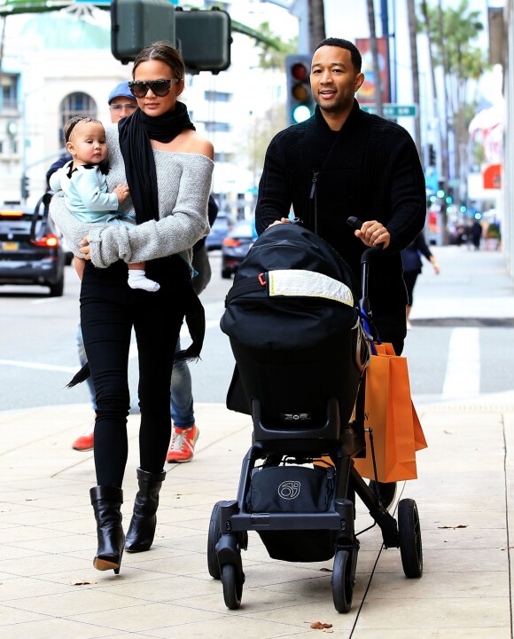 Chrissy Teigen avec son mari John Legend et leur fille Luna se promènent et font du shopping chez Louis Vuitton et Barneys New York à Beverly Hills. Los Angeles, le 23 décembre 2016.