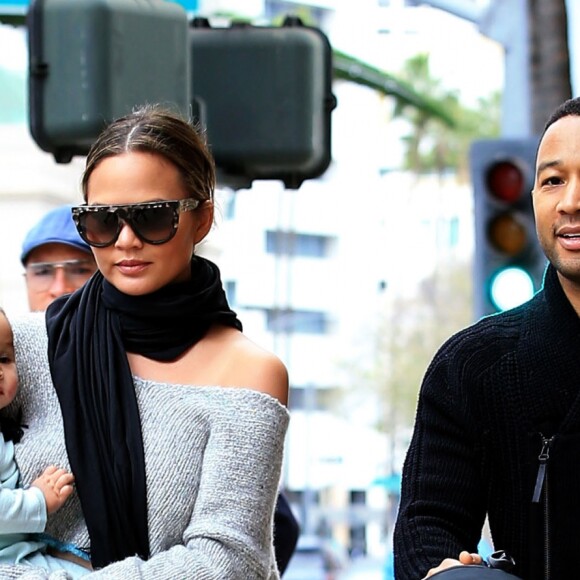 Chrissy Teigen avec son mari John Legend et leur fille Luna se promènent et font du shopping chez Louis Vuitton et Barneys New York à Beverly Hills. Los Angeles, le 23 décembre 2016.